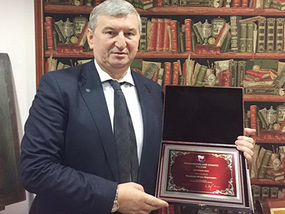 Почетный знак Паралимпийского комитета вручен профессору Медведеву И.Б.