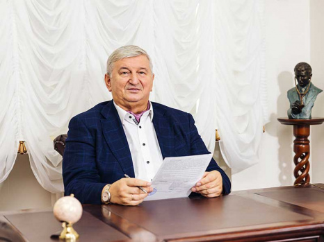 Заслуженного врача России, заведующего кафедрой, профессора Медведева И.Б. с Днем Рождения!